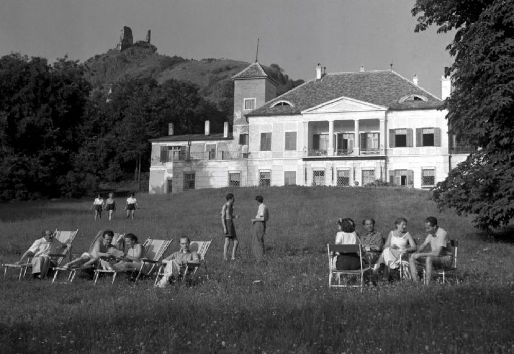 MTVA_Szigliget_1953._julius_16._Vendegek_pihennek_a_Szigligeti_Alkotohaz_a_volt_Esterhazy-kastely_parkjaban