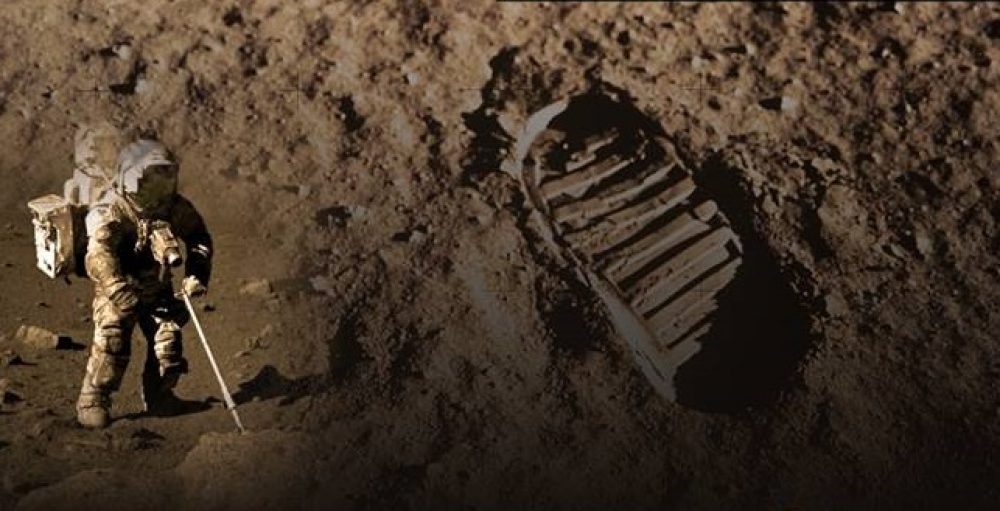 semsey_űr Űrhajós bélyegekkel, borítékokkal, különleges űrpecsétekkel, űrhajósokkal folytatott levelezésekkel, általuk dedikált könyvekkel és még megannyi űrhajózáshoz köthető érdekességgel várja látogatóit a balmazújvárosi Semsey-kastély. Egy űrhajós kiállításnak nem kell feltétlenül grandiózusnak lennie. Nem kell elhozni Houstonból Neil Amstrong egykori szkafanderét, vagy egy műhold valósághű modelljét, a Semsey-kastély megmutatja, hogy sok kedves apró tárgy is képes a történelemmesélésre. A kastélyban látható kiállítás az űrhajózás kezdetétől (Gagarin 1961-es útjától) egészen 2005-ig vezeti végig a látogatókat a világűr meghódításának történetén, mégpedig űrhajós bélyegek, levelezőlapok, borítékok, pecsétek, űrhajósok autogramjai, emléklapok, dedikált fotók, képeslapok, bélyegblokkok és különleges űrpecsétek segítségével. Az anyag főleg az egykori Szovjetunióból, azon belül is Moszkvából, Bajkonurból, Csillagvárosból, Bakuból, Arhangelsből és Kievből származik, de találhatók benne más volt szocialista országokból (pl. Csehszlovákia, NDK) származó dokumentumok is. A gyűjteményben természetesen helyett kapott az űrverseny másik főszereplője, az Amerikai Egyesült Államok is: amerikai űrhajósokat ábrázoló bélyegek, bélyegblokkok, FDC-k (elsőnapi borítékok), sőt Neil Amstrong, Slyton Donald, Brand Vance és William Palles autogramjai is a tárlat részei. Az anyagban láthatóak még egykori űrhajósokkal folytatott levelezések, újságcikkek, kópiák és dedikált könyvek is, elolvashatják többek közt Gagarin kiképzőjének és az űrközpont vezetőinek levelezéseit, de akik kíváncsiak Gorbacsov és Brezsnyev aláírásaira, arra is lehetőségük lesz, hisz a kiállításon általuk jegyzett levelek is szerepelnek. Az űrhajózás története – dokumentum-kiállítás Semsey-kastély, Balmazújváros 2018. szeptember 30-ig