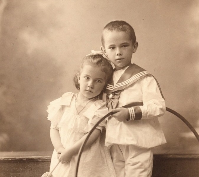 Falusi és városi gyerekek élete és játékai 1900-1980